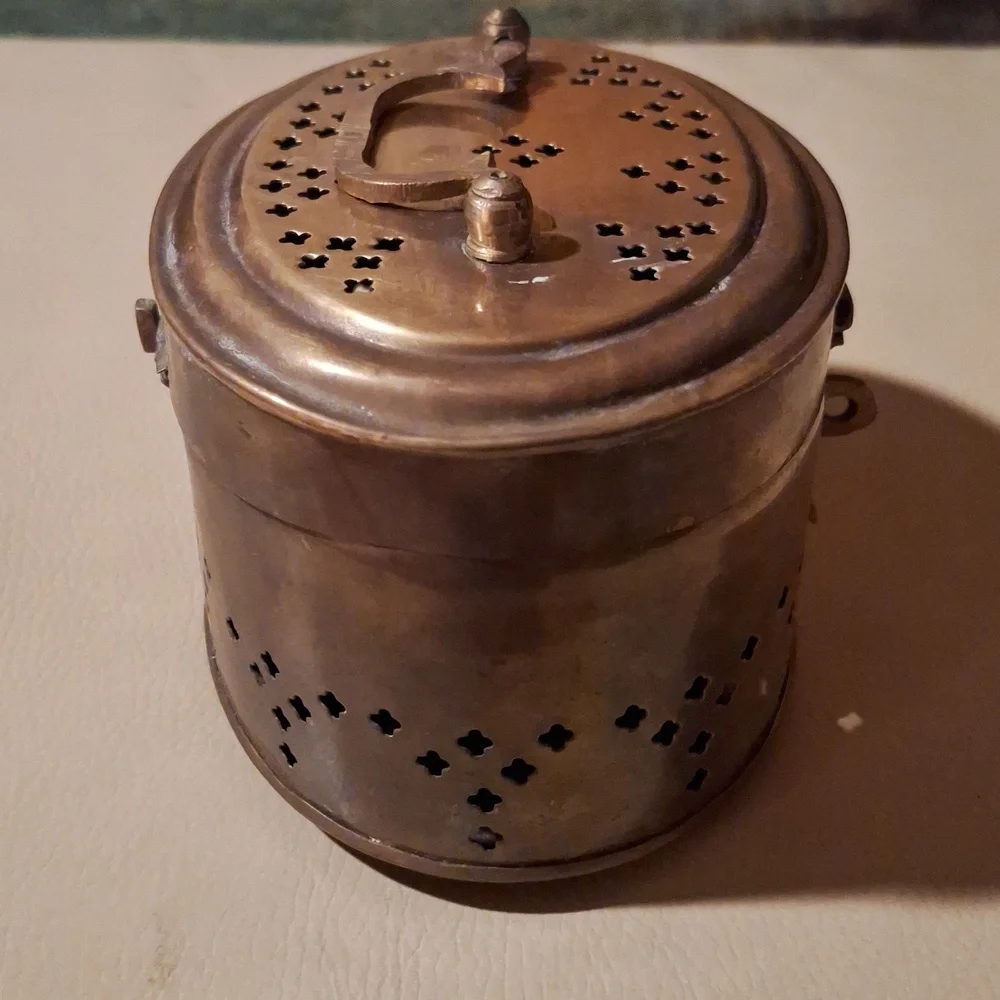 Vintage brass cricket box top handle pierced sides hinged lid decor - Picture 6 of 15